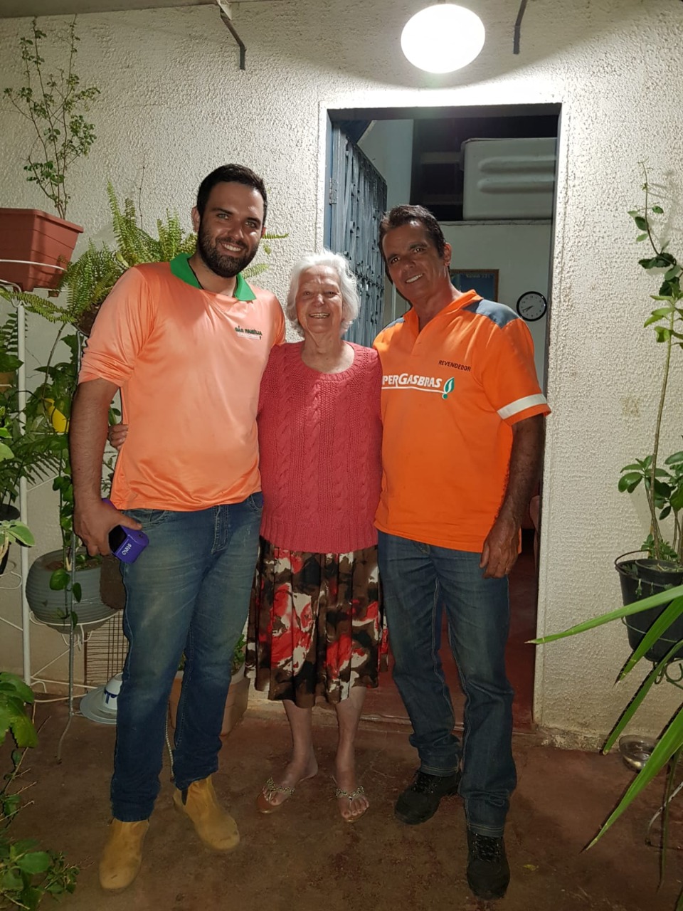 Pai, filho e cliente em registro da família Gás Família